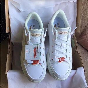 Skechers Arch Fit - White - Women’s Size 7 - NWT